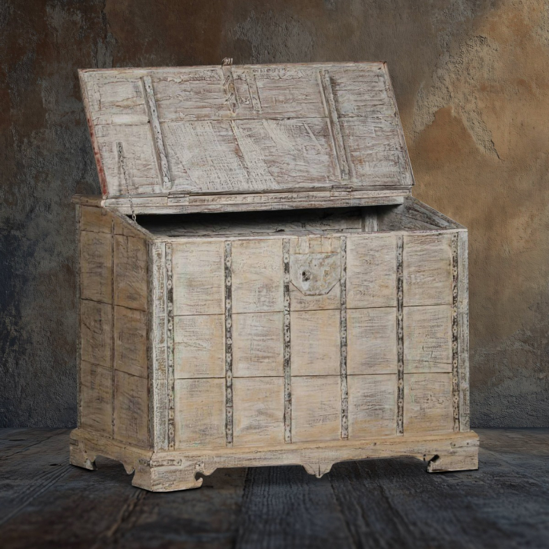 Kelvenar Wooden Trunk