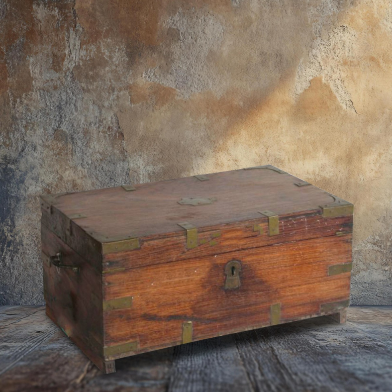 Alrivanth Wooden Trunk